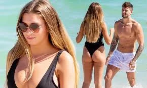 Zara McDermott siêu gợi cảm trên biển, 'thiêu đốt' ánh nhìn