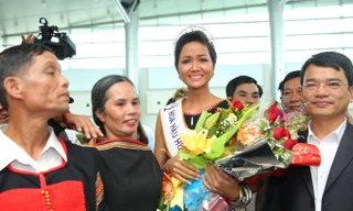  Vừa lao vào vòng tay cha mẹ, Hoa hậu H’Hen Niê đã bật khóc vì quá xúc động, thương nhớ. Ảnh: Vnexpress