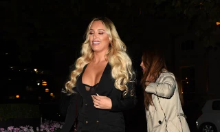 Amber Turner cùng bạn bè váy áo cắt xẻ khoe thể hình quyến rũ đi sự kiện