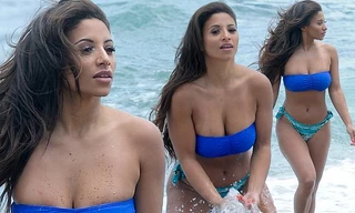 Kayleigh Morris khoe đường cong cơ thể 'rực lửa' với áo tắm