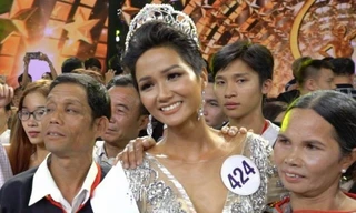 Bố mẹ H’Hen Niê vay tiền ở nơi làm thuê để di chuyển từ Đắk Lắk xuống Nha Trang.