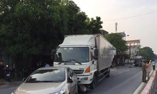 Vụ tai nạn liên hoàn giữa 3 ôtô và 1 xe máy. Ảnh: Mạnh Hùng.