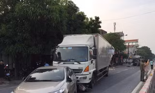 Vụ tai nạn liên hoàn giữa 3 ôtô và 1 xe máy. Ảnh: Mạnh Hùng.