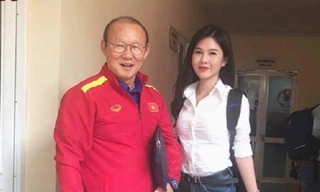 Thu Hoài đang là gương mặt được chú ý sau khi xuất hiện trên hàng loạt báo Hàn những ngày qua với hàng title như: "Cô gái theo sát HLV Park Hang Seo là ai?"