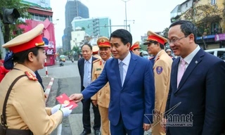 Chủ tịch Hà Nội Nguyễn Đức Chung lì xì nữ cảnh sát giao thông