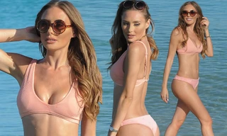 Georgie Clarke khoe dáng tuyệt mỹ trên biển 