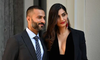 Minh tinh Ấn Độ diện mốt không nội y, gợi cảm bên chồng đại gia