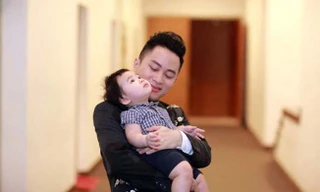 Nam ca sĩ Tùng Dương và con trai - bé Voi. 