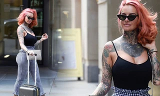 'Nữ hoàng xăm trổ' Jemma Lucy áo trễ ngực không nội y dạo phố