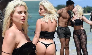 Sao truyền hình Anh tình tứ, cưỡi ngựa với bạn trai trên bờ biển