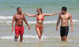 Hailey Clauson thiêu đốt ánh nhìn với bikini 'rực lửa'