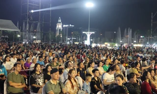 Hàng nghìn người xem trình diễn trang phục dân tộc ở Hòa Bình