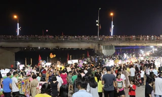 Phố đi bộ ở Hòa Bình chật kín người trong ngày khai trương