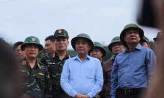 Chủ nhiệm Ủy ban Kiểm tra Trung ương Trần Cẩm Tú thăm hỏi người dân Làng Nủ