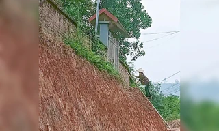 Doanh nghiệp đào đường, dân phải bắc thang leo cổng vào nhà