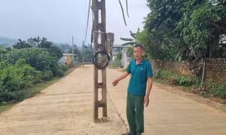 Hiểm họa từ những cột điện nằm giữa đường ở Hòa Bình