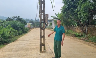 Hiểm họa từ những cột điện nằm giữa đường ở Hòa Bình