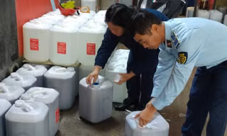 Phát hiện 1.000 lít rượu không rõ nguồn gốc ở Lào Cai