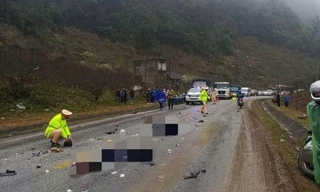 Xe máy va chạm mạnh với ô tô trên Quốc lộ 6 khiến 2 người tử vong