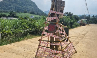 Vụ cột điện án ngữ giữa đường ở Hòa Bình: Chăng dây cảnh báo lấy lệ?