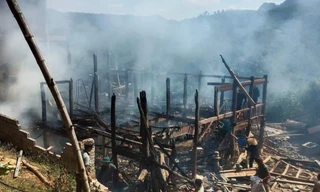 Chập điện, ngôi nhà sàn 5 gian bị thiêu rụi giữa trưa