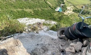 Ô tô tải mất phanh lao xuống vực sâu tại đèo Đá Trắng