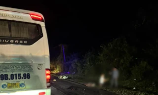 Hai người ngã ra đường sau va chạm, bé 12 tuổi bị ô tô khách cán tử vong