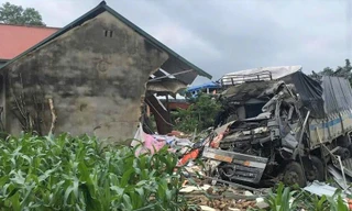 Xe tải đâm vào nhiều nhà dân ở Bắc Kạn, tài xế tử vong