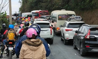Du khách ùn ùn về Hà Giang, cổng trời Quản Bạ tắc đường