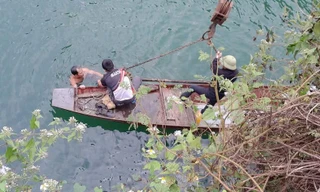 Phát hiện thi thể người đàn ông trong ô tô bị rơi xuống hồ Hòa Bình