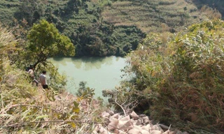 Xe tải lao xuống hồ ở Hà Giang, tài xế mất tích