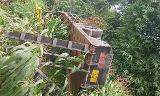 Xe tải chở máy xúc lao xuống vực, 2 người thương vong