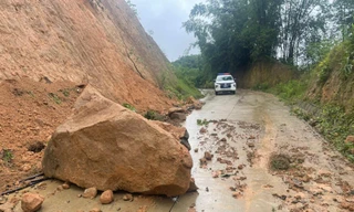 Mưa lũ khiến giao thông chia cắt, hai người tử vong ở Hòa Bình