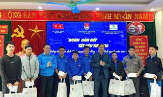 Thành Đoàn Lào Cai tặng quà thanh niên công nhân hoàn cảnh khó khăn
