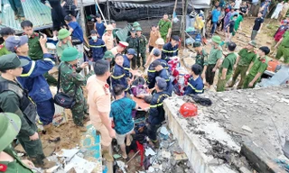 Di dời 46 hộ dân trong đêm trước nguy cơ tiếp tục sạt lở ở Hà Giang