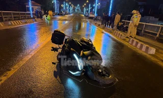 Đâm xe máy vào dải phân cách ở Hoà Bình, hai người Hàn Quốc thương vong