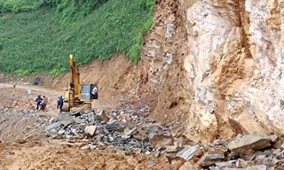 Đá lăn xuống đường, đè chết hai bố con ở Hà Giang