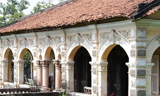 Bí ẩn nhà cổ đầy cỏ dại ở Sài Gòn, chủ xây xong 3 năm mới làm được cửa chính