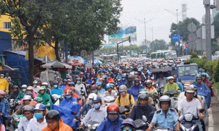 Cửa ngõ Sài Gòn tê liệt sau cơn mưa sáng đầu tuần