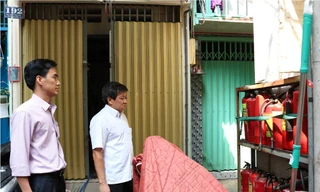 Ông Hải kiểm tra các bình chữa cháy tại chợ Gà Gạo.