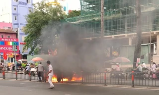 Chiếc xe tải bốc cháy nghi ngút khi đang chạy.