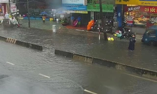 Nước tràn trên mặt đường Nguyễn Hữu Cảnh trong trận mưa nhỏ trưa 3/9.