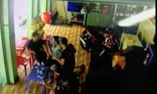 Phúc cùng đàn em khống chế con nợ và doạ giết.