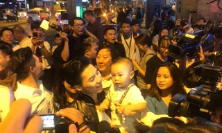 Cơ-Nghiệp và con trai biểu diễn trong tiếng reo hò của fans ở sân bay