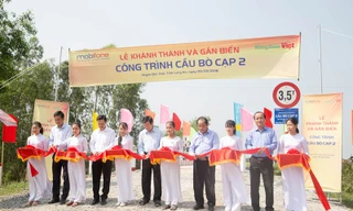 Nguyên Chủ tịch nước Trương Tấn Sang cắt băng khánh thành cầu nông thôn mới.