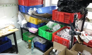 Lượng lớn bao cao su giả và nguyên liệu sản xuất không rõ nguồn gốc.