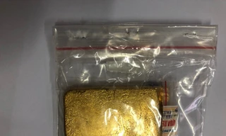 Thỏi vàng trị giá gần 700 triệu đồng bị thu giữ.