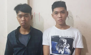 Hai tên cướp điện thoại của du khách bị bắt.