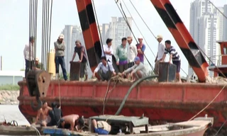 Tìm kiếm hai người mất tích khi sà lan bị chìm trên sông Sài Gòn