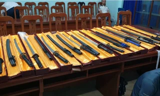 Hàng loạt vũ khí bị thu giữ.